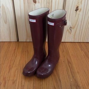 Burgundy tall Hunter rain boots